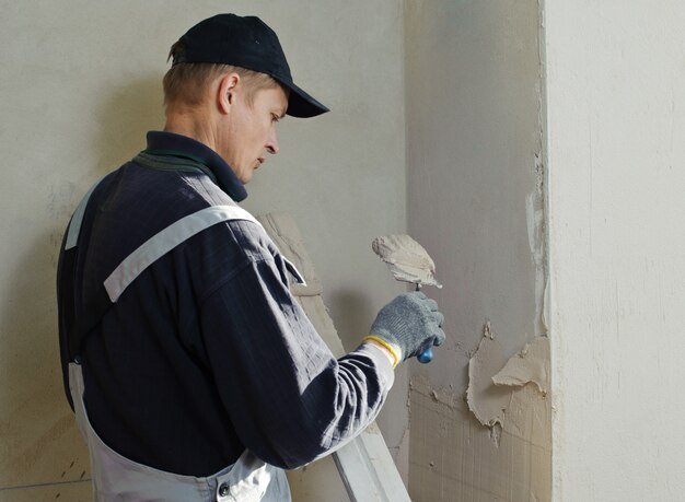 man gets manually gypsum plaster_191163 699